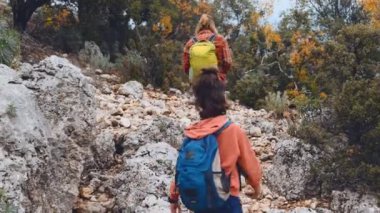 Annesi ile birlikte ormanda yürüyen bir çocuk, bir kadın çocuğuyla seyahat eden bir çocuk, annesiyle orman yolunda yürüyen bir çocuk, yürüyüş yapan sırt çantalı bir çocuk.