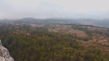 Sonbaharda sisli güzel Türk dağları, Türkiye 'yi gezen pitoresk doğa. Antalya. Geyikbayiri