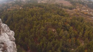 Sonbaharda sisli güzel Türk dağları, Türkiye 'yi gezen pitoresk doğa. Antalya. Geyikbayiri