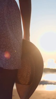 Yaz havası. Dikiz aynası. Bir kadın denizin kenarında durur ve gün batımını seyreder. Bacaklarını kapat. Hafta sonu doğa gezisi..