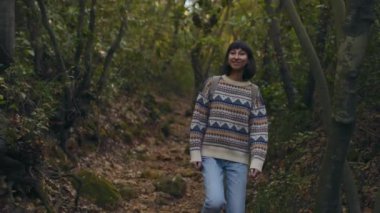 Sırt çantalı bir kadın doğa yürüyüşü yapıyor. Ön manzara. Dişi bir gezgin dağ yolunda. Yaşam tarzı, macera, doğa, aktif yaşam.