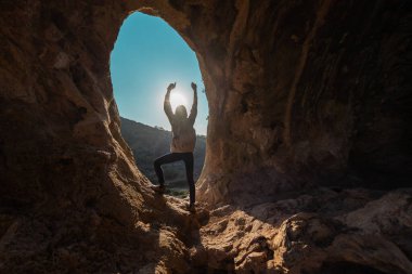 Dağlarda mutlu bir kadın. Dağlarda seyahat eden bir kız. Yürüyüş ve yürüyüş. Spor ve sağlıklı yaşam tarzı kavramı. Sırt çantalı kız.