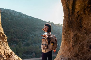 Beni takip edin. Mutlu çift seyahat ediyor. Dağlardaki mutlu kadın turistin portresi. Kız gülümsüyor. Yürüyüş ve yürüyüş. Spor ve sağlıklı yaşam tarzı konsepti. Sırt çantalı kız.