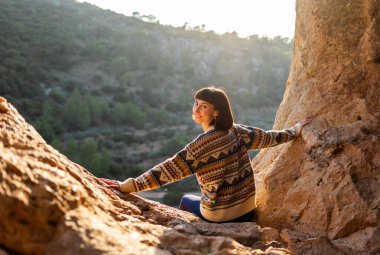 Dağlardaki mutlu kadın turistin portresi. Kız gülümsüyor. Yürüyüş ve yürüyüş. Spor anlayışı ve sağlıklı yaşam tarzı. Sırt çantalı kız.