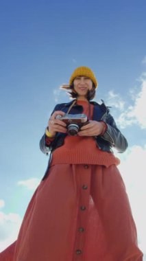 Kameralı genç bir kız. Kameralı fotoğrafçı. Film kamerası olan şık bir kız. Şansını dener. Maceralar ve seyahat.