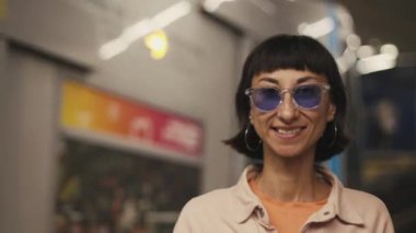 Metro istasyonundaki genç bir kızın portresi. Toplu taşıma yolcuları. Metro istasyonunda duran kız..