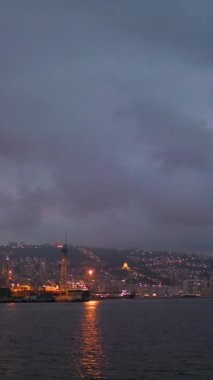 Hayfa limanı. Yolcu terminali. Konteynır terminali. Gece liman ve şehir manzarası. Hayfa. İsrail.