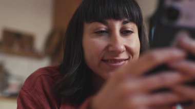 Genç kız cep telefonundan mesaj atıyor, gülümseyen kız cep telefonu kullanıyor, internetten alışveriş yapıyor..