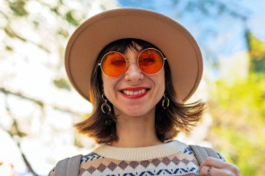 Parlak makyajlı harika bir beyaz modelin portresi. Şık şapkalı güzel bir kadın. Kameraya bakan sevimli bir kadının yakın çekimi..