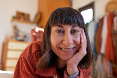 Genç kız evde dinleniyor. Mutlu bir kızın portresi. Kız odadaki kanepede yatıyor..