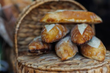 Cam fırın vitrininin dış görünüşü. ekmek yakın plan.