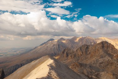 Aladaglar Ulusal Parkı. Bulutlu dağ manzarası. Buzul dağları, tepeler. Seyahatleri aktarın. Aladaghlar 'a gidiyorum. Türkiye