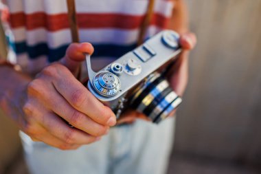 Kameralı genç bir kız. Fotoğrafçı kamerayı ayarlar. Film kamerası olan şık bir kız. Film kamerası kapat. Maceralar ve seyahat.