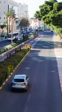 Dikey çekim. Hayfa 'nın merkez caddesinde araba trafiği. Hayfa. İsrail.