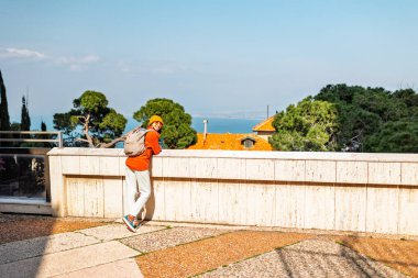 Kameralı mutlu kız şehirde dolaşıyor. Genç turist şehri geziyor ve geziyor. Şehirde dolaşan bir turist..