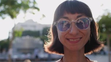 Genç kız seyahat ediyor. Şehirde kameralı kız fotoğrafçı. Genç kız fotoğrafçı objektife nişan alıyor ve çekim sürecinden zevk alıyor.