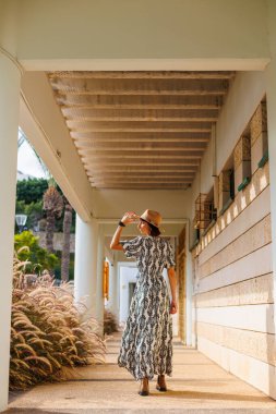 Sokakta yürüyen güzel bir esmerin uzun boylu portresi. Arkadan bak. Yazın açık havada. moda ve tarz kavramı.