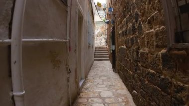 Arap mimarisi. Eski evlerle dolu bir cadde manzarası. Akko. Dönüm. İsrail.