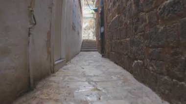 Eski evlerle dolu dar bir cadde manzarası. Arap mimarisi. Akko. Dönüm. İsrail.