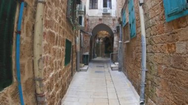 Eski evlerle dolu dar bir cadde manzarası. Arap mimarisi. Akko. Dönüm. İsrail.