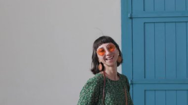 Elinde kamera olan bir kız şehirde dolaşıyor. Bir turist tatilin tadını çıkarır, manzaranın fotoğrafını çeker. Bir seyahat blogcusu fotoğraf çekiyor.