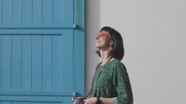 Elinde kamera olan bir kız şehirde dolaşıyor. Bir turist tatilin tadını çıkarır, manzaranın fotoğrafını çeker. Bir seyahat blogcusu fotoğraf çekiyor.