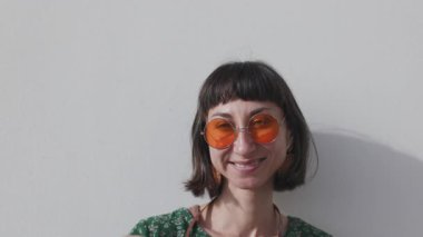 Gezgin tatilin tadını çıkarıyor. Kamera ile şehir fotoğraflarını çekiyor. Kadın elleri kamerayı tutuyor ve kentin işaretlerini çekiyor. Seyahat blogcusu fotoğraf çekiyor.