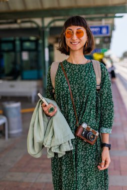 Tren istasyonunda durmuş treni bekleyen kız. Sırt çantalı kadın treni bekliyor. özgürlük ve seyahat kavramı.