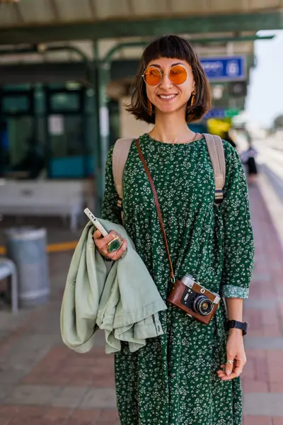 Tren istasyonunda durmuş treni bekleyen kız. Sırt çantalı kadın treni bekliyor. özgürlük ve seyahat kavramı.