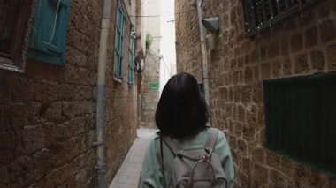 Seyahat sırasında eski şehrin caddesinde gezen sırt çantalı bir turist mimariye hayran kalmış, etrafa bakınıyordu. İsrail 'in Akko kenti