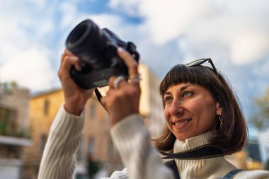 Kameralı genç kız. Kameralı fotoğrafçı. Kameralı şık bir kız. fotoğraf çekiyor. Maceralar ve seyahat.