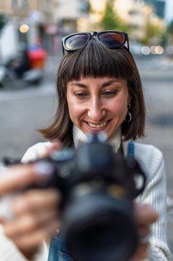 Kameralı genç kız. Kameralı fotoğrafçı. Kameralı şık bir kız. fotoğraf çekiyor. Maceralar ve seyahat.