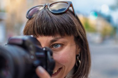 DSR kameralı kadın fotoğrafçı dışarıda fotoğraf çekiyor. Dışarıdaki kameralı kız. Ev hobisi, yaşam tarzı. seyahat ve tatil.