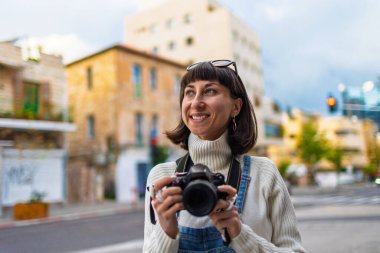 Kameralı genç kız. Kameralı fotoğrafçı. Kameralı şık bir kız. fotoğraf çekiyor. Maceralar ve seyahat.
