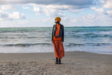 Kameralı şık bir kadın güneşli bir günde plaja gitmekten hoşlanır. Yaşam tarzı, seyahat, turizm, doğa, aktif yaşam.