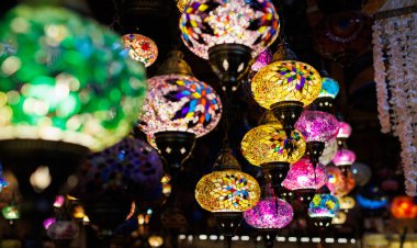 Bir Türk dükkanında lamba. Geleneksel Türk ya da Fas lambası. Türkiye 'den hediye.