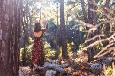 Doğayla baş başa bir kız. Doğal manzaraların arasında genç ve güzel bir kız. Genç ve güzel bir kız ormanda ağaçların arasında dans edip şarkı söylüyor..