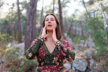 Doğayla baş başa bir kız. Doğal manzaraların arasında genç ve güzel bir kız. Genç ve güzel bir kız ormanda ağaçların arasında dans edip şarkı söylüyor..