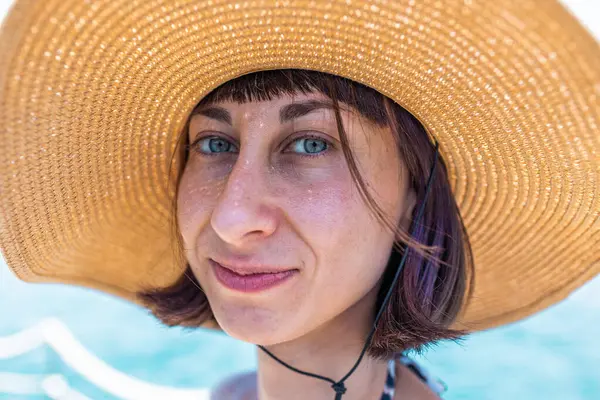 Yaz havası. Bikinili genç, sıska bir kadın denizin kenarında duruyor ve kameraya gülümsüyor. Kız yaz tatilinin tadını çıkarıyor. Kızıl Deniz 'de tatil, Eilat. İsrail.