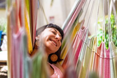 Hamakta yatan kız. Yaz tatilinin tadını çıkaran mutlu genç bir kadın. Romantik tasasız ruh hali konsepti. Yaz havası.