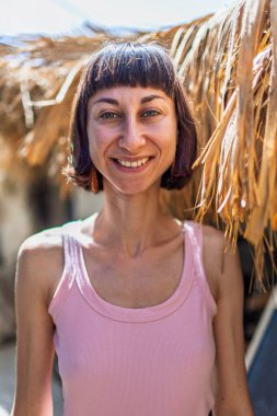 Gülümseyen kız portresi. Güzel bayan dinleniyor. Stressiz kadın dinlenme odasında eğleniyor. Romantik tasasız ruh hali konsepti. Yaz havası.