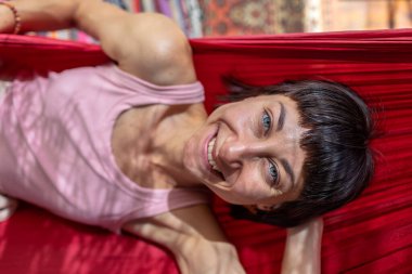 Hamakta yatan kız. Yaz tatilinin tadını çıkaran mutlu genç bir kadın. Romantik tasasız ruh hali konsepti. Yaz havası.