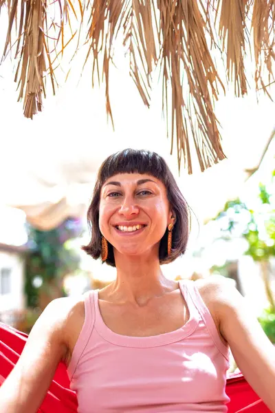 Hamakta yatan kız. Yaz tatilinin tadını çıkaran mutlu genç bir kadın. Romantik tasasız ruh hali konsepti. Yaz havası.