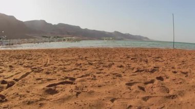 Ölü Deniz 'deki kumsal. Dağların ve suyun manzarası. Otelin yanındaki kumsalda. İsrail 'de tatil. Ölü deniz. İsrail