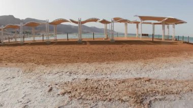 Ölü Deniz 'deki kumsal. Dağların ve suyun manzarası. Otelin yanındaki kumsalda. İsrail 'de tatil. Ölü deniz. İsrail