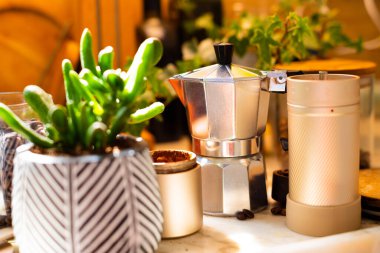 Moka kahve makinesi ve kahve makinesi mutfak masasında aksesuar yapıyor. Sıcak mutfak..