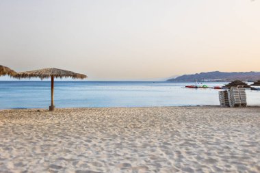 Eilat 'ta bir plaj. Güney ve ünlü turizm beldesi İsrail. Kızıl Deniz 'in kuzey kıyısında yer almaktadır. İsrail 'de tatiller.