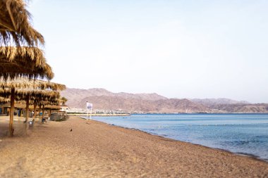Eilat 'ta bir plaj. Güney ve ünlü turizm beldesi İsrail. Kızıl Deniz 'in kuzey kıyısında yer almaktadır. İsrail 'de tatiller.