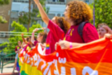 LGBT geçit törenine katılanların bulanık bir fotoğrafı. Hareket, LGBT topluluğu. Özet, bulanık, bokeh arkaplan, arkaplan resmi.