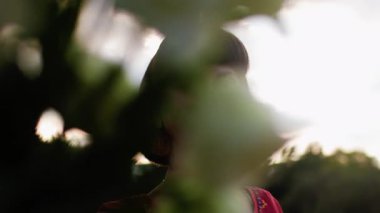 Romantik ruh hali. Gülümseyen kızlar buluşmada bir buket taze bahar çiçeği veriyorlar. Mutlu kızın yüzü çiçeklerden zevk alıyor..